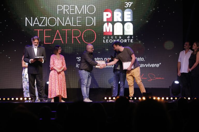Premio Leonforte_a destra il sindaco Carmelo Barbera premia Camillo Marcello Ciorciaro