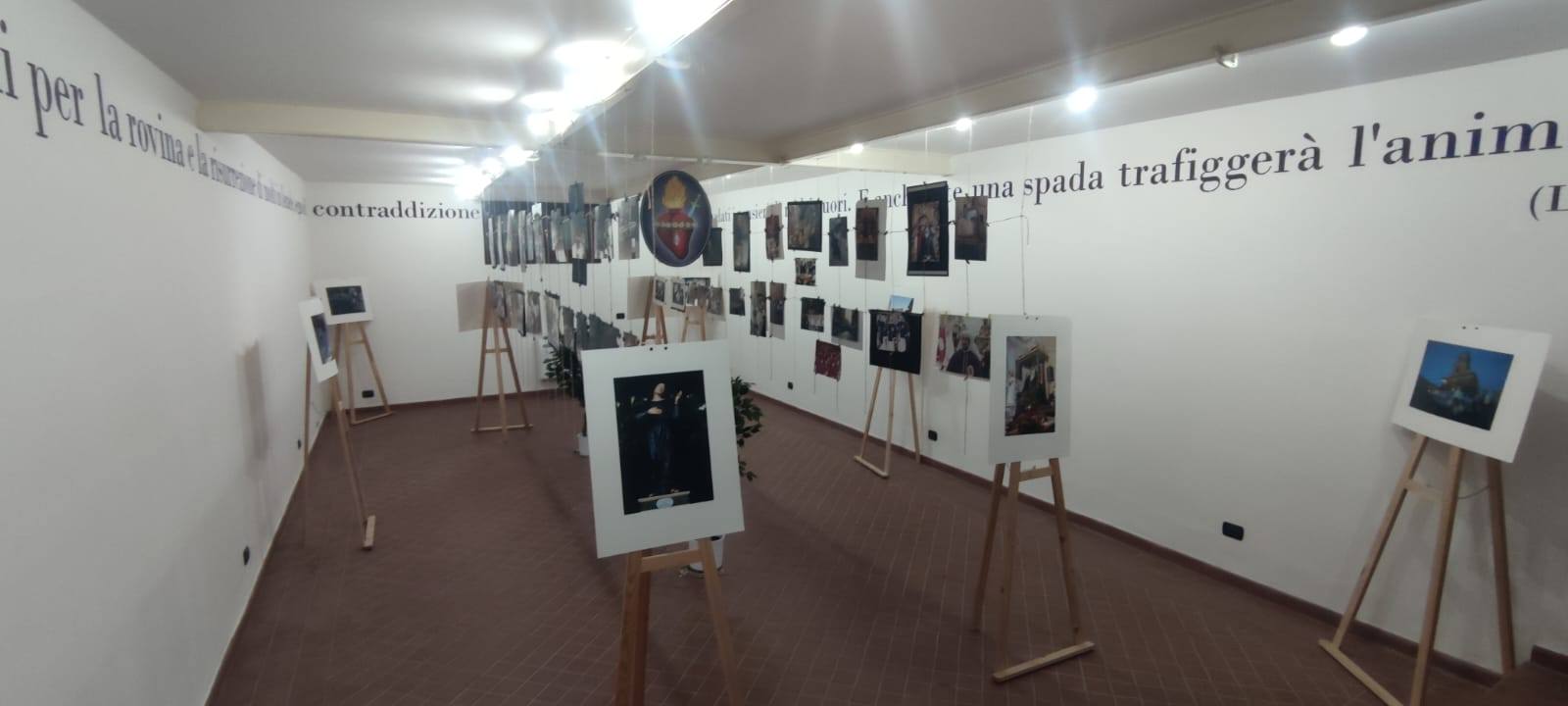 mostra addolorata