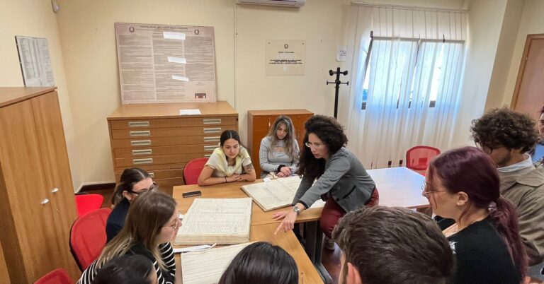 studenti all'archivio