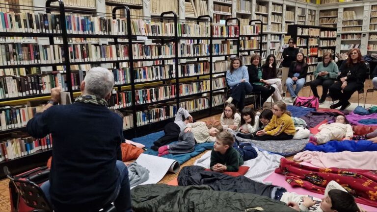 bambini in biblioteca