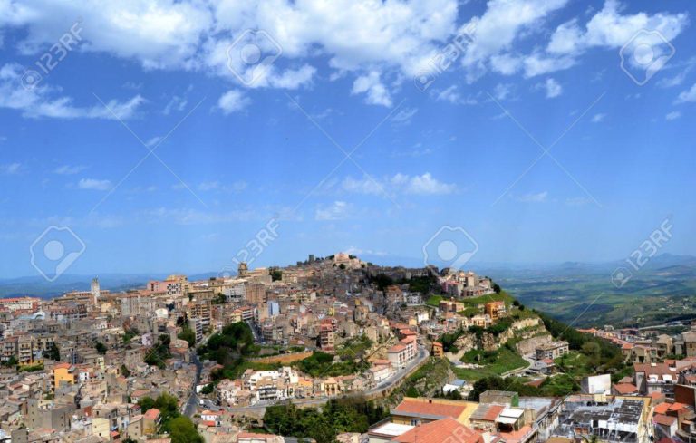 panorama-della-città-di-enna-sicilia