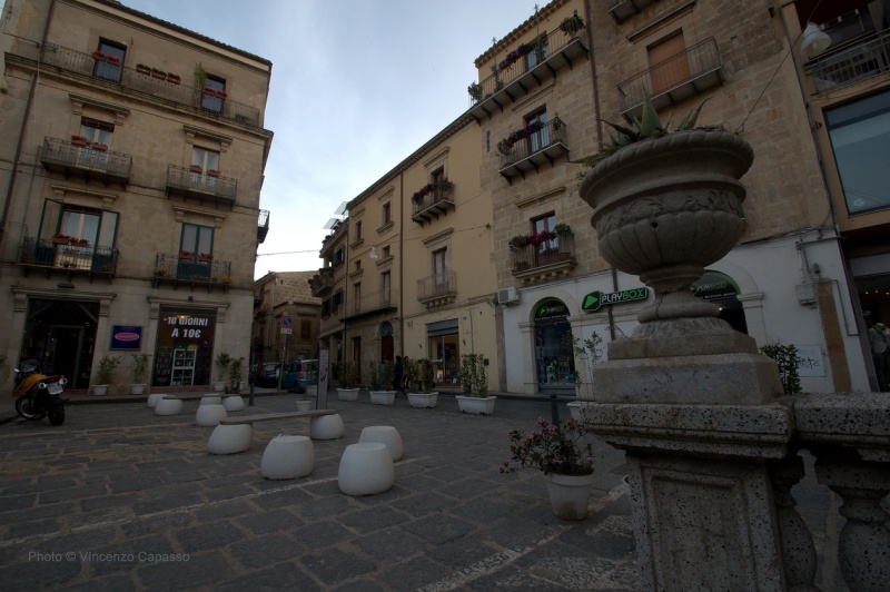 800px-Enna_-_Piazza_Giovanni_Bovio