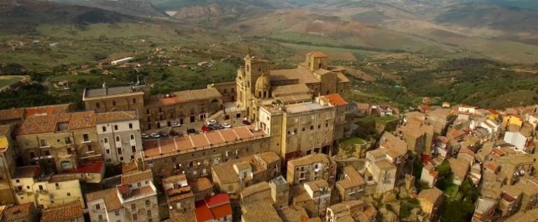 Veduta aerea piazza Conte Ruggero e centro storico