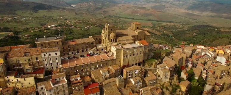 Veduta aerea piazza Conte Ruggero e centro storico