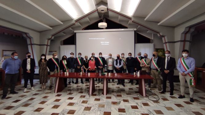 La firma dell'accordo di parternariato