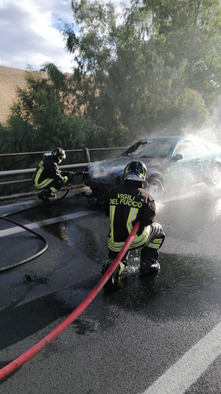 incendio auto in autostrada