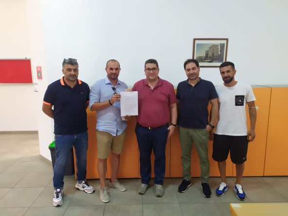 I ragazzi della cooperativa con il sindaco Fabio Venezia