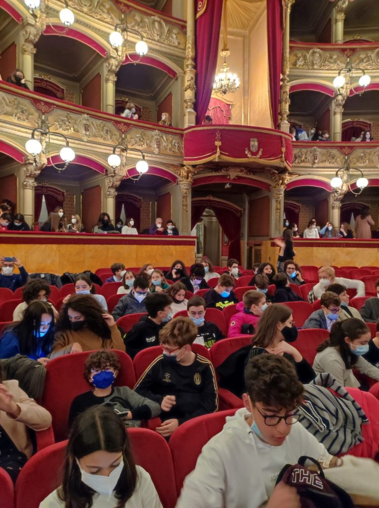 alunni al teatro
