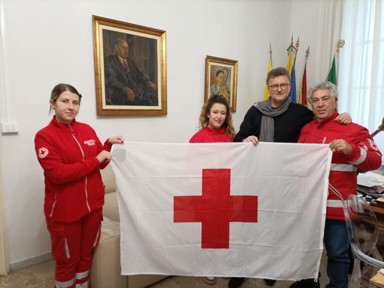bandiera croce rossa