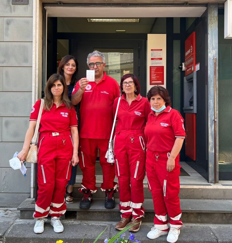 L'assessora Romano e i volontari della Croce Rossa