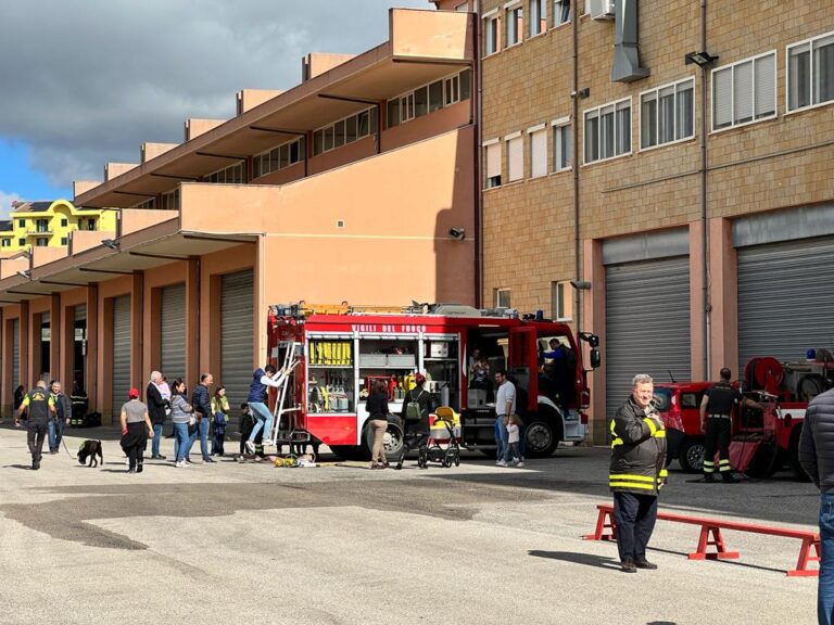 vigili del fuoco e cittadini