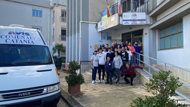 Foto gruppo AVIS Troina con studenti e docenti