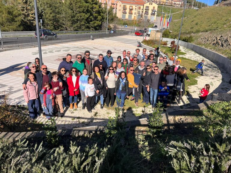L'associazione Pianta un albero con il sindaco