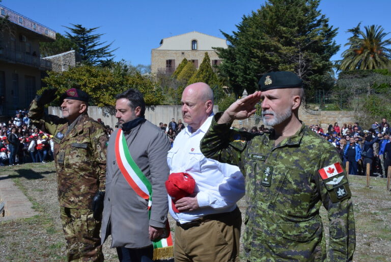 omaggio ai caduti da sin generale Aitchison, sindaco Cammarata, Steve Gregory, generale Scardino