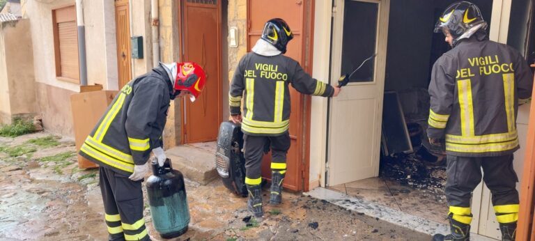 vigili del fuoco in azione