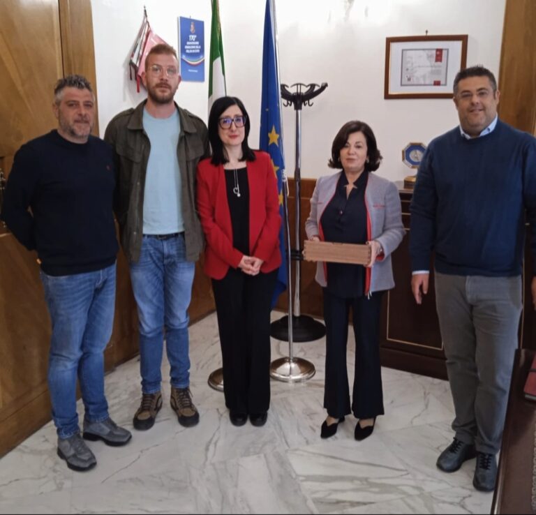 Consegna manufatto Prefetto