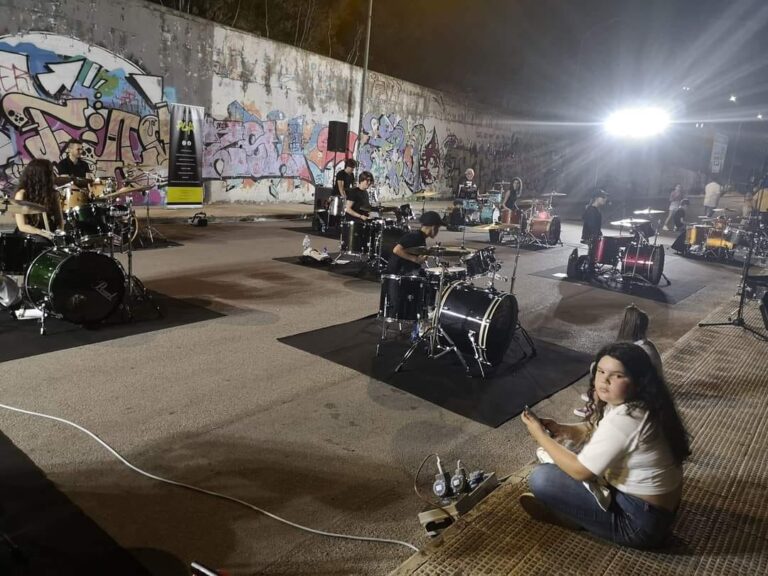spettacolo batteristi