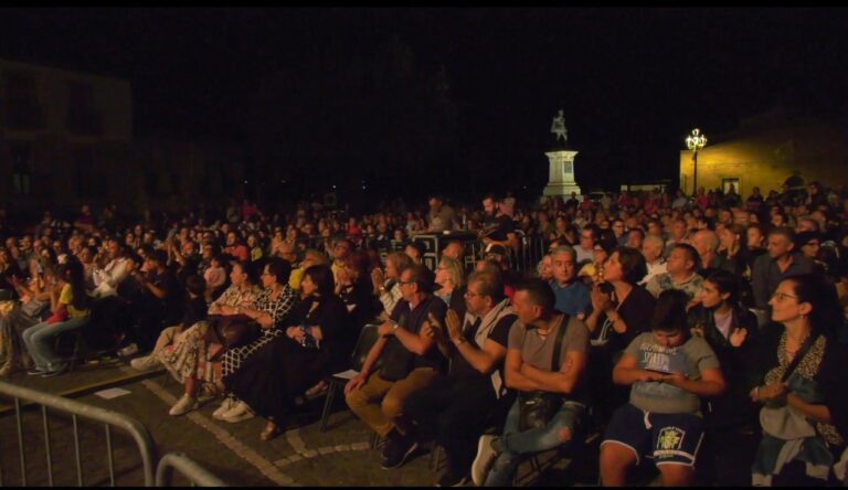 Il pubblico di piazza Cattedrale