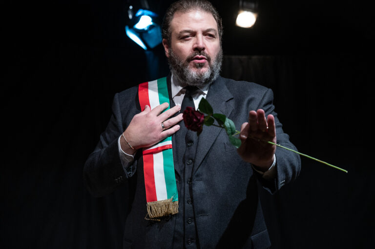 Gaetano Ingala Miuzzu con fascia del Sindaco e rosa foto Andrea Mercanti