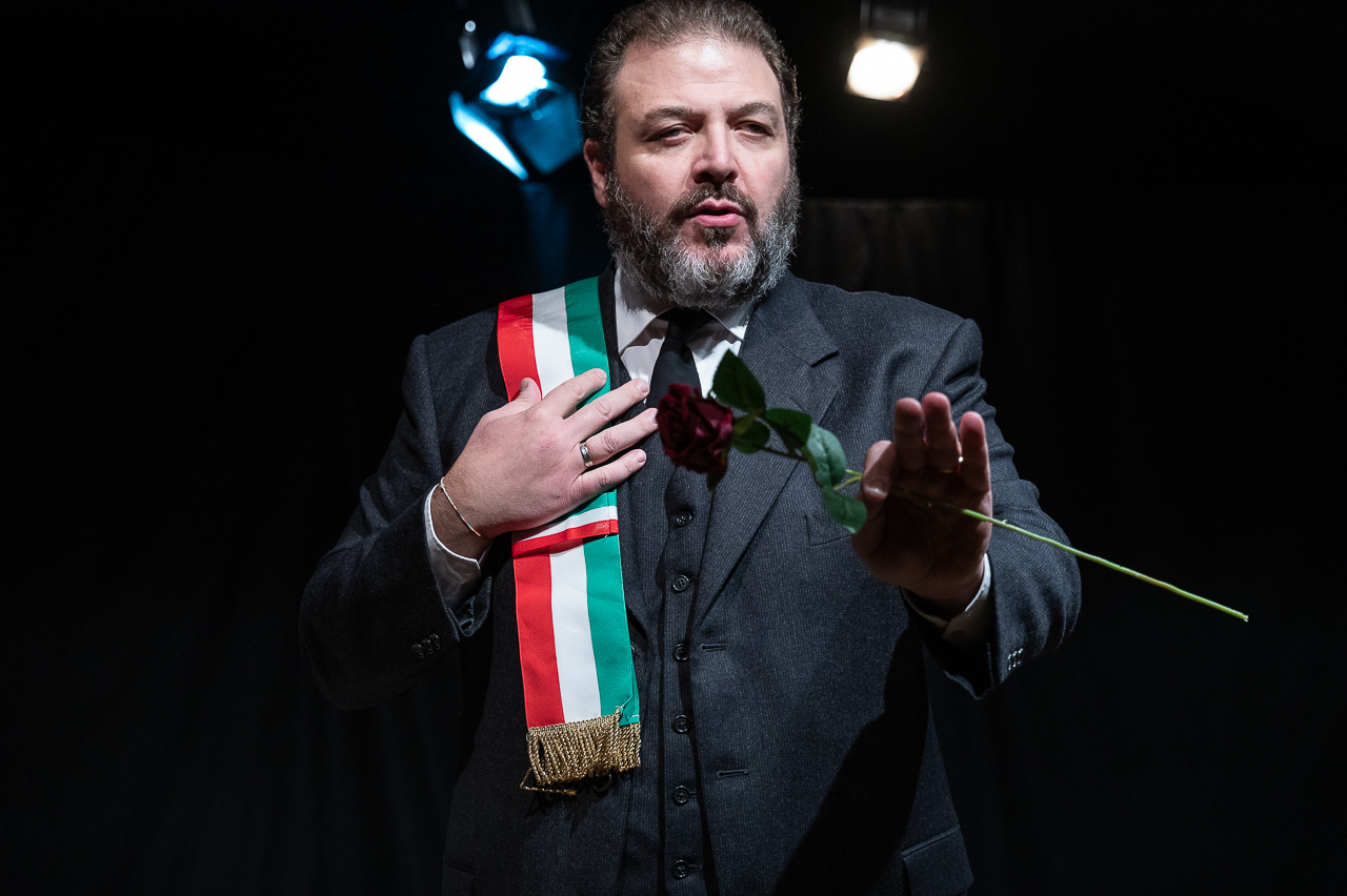 Gaetano Ingala Miuzzu con fascia del Sindaco e rosa foto Andrea Mercanti