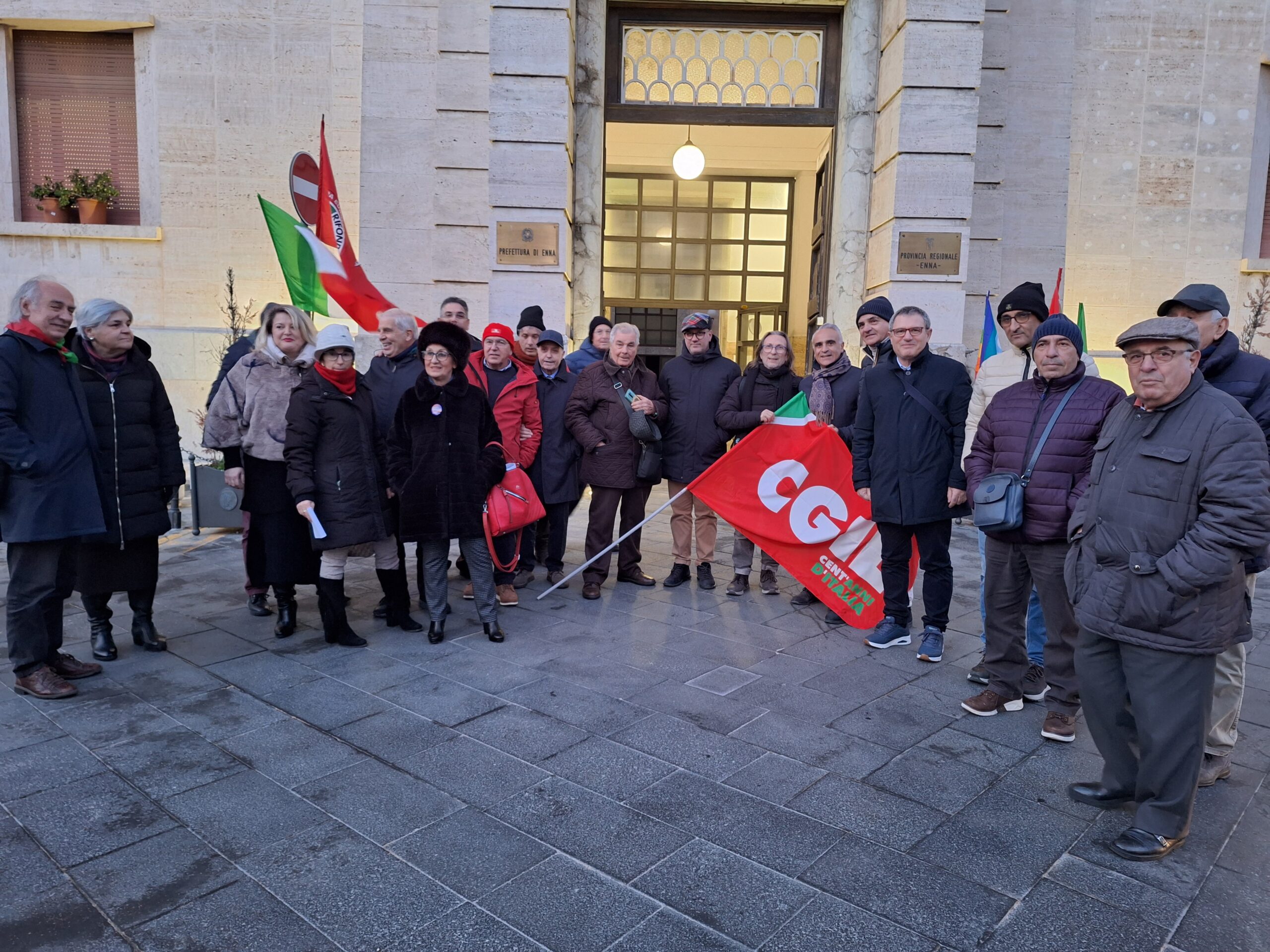 delegazione davanti prefettura