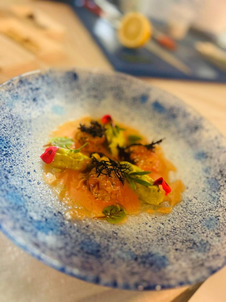 Raviolo trasparente freddo con ripieno di gambero e arancia rossa