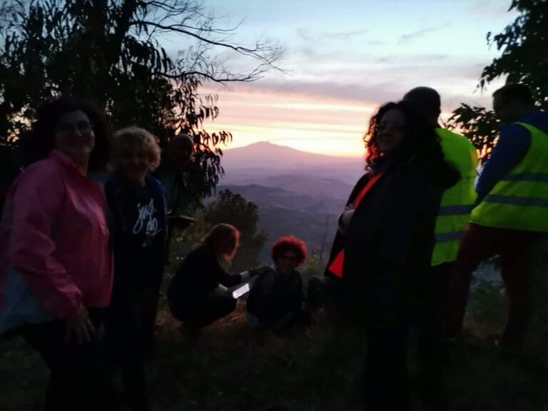 escursionisti al tramonto