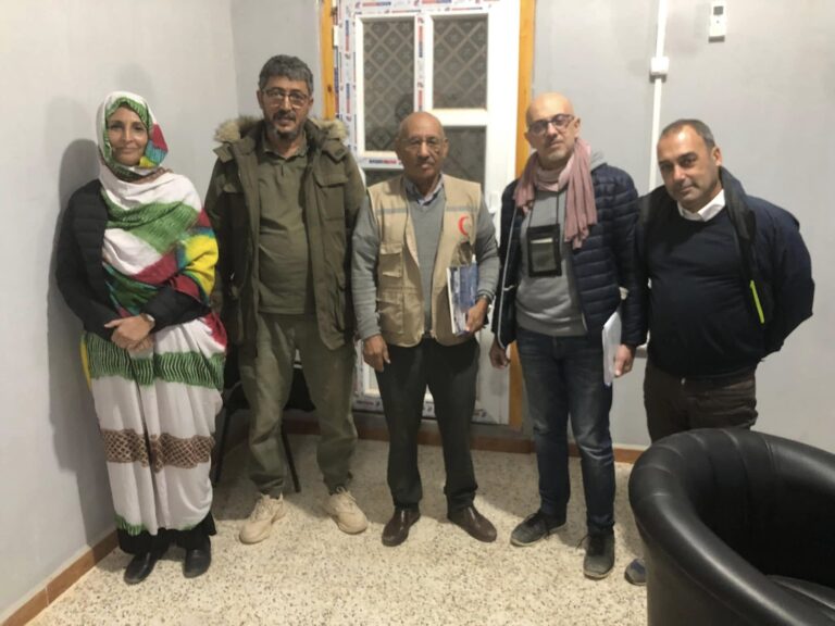 foto michele sabatino insieme a comunità saharawi
