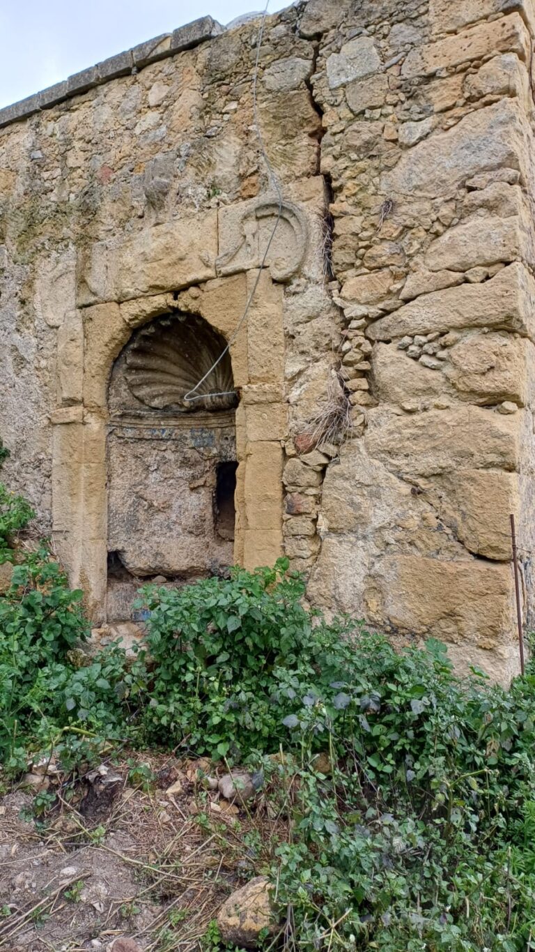 Fontana ricavata nella parete del muro lesionato