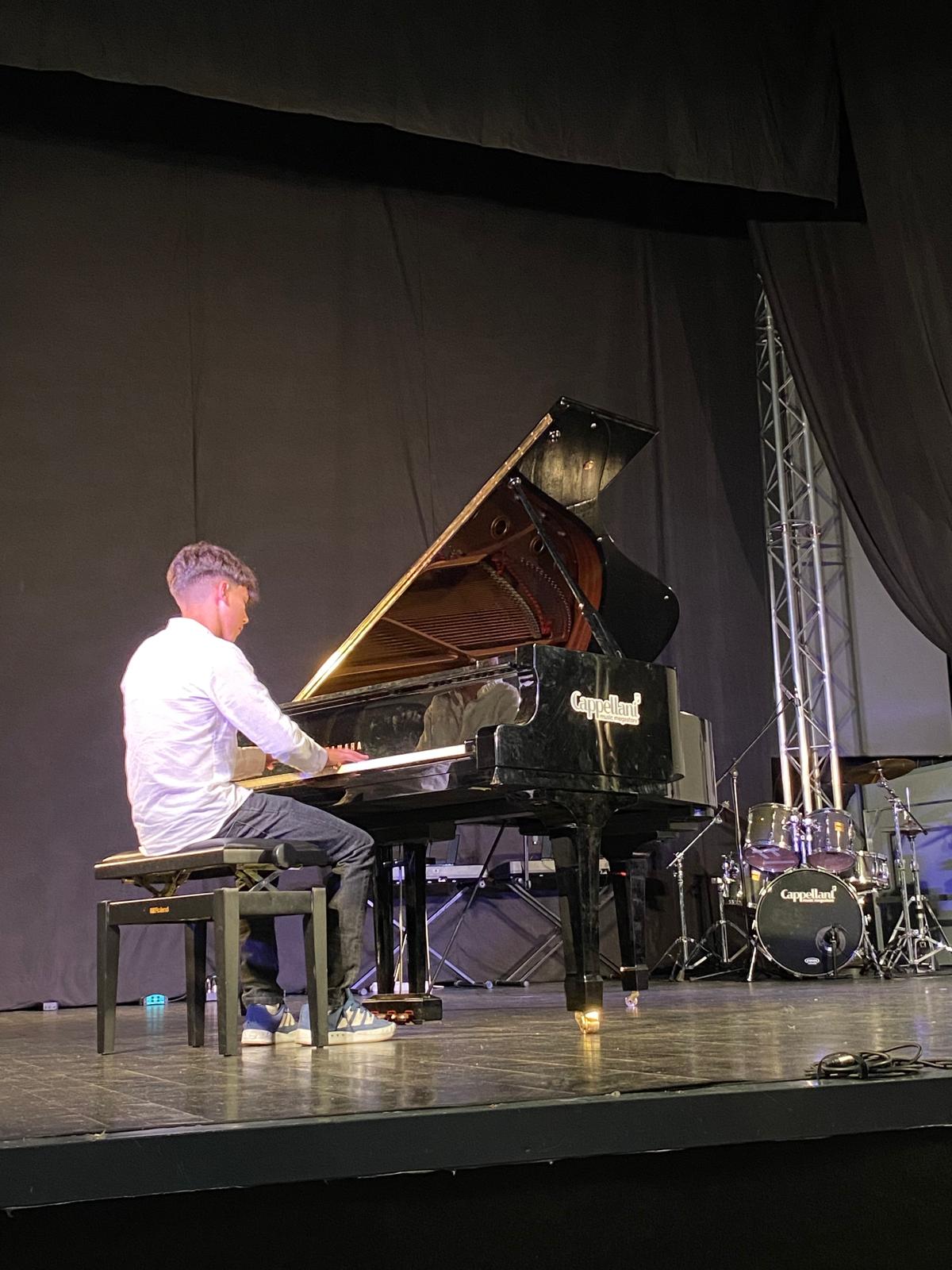 Esibizione di un allievo al pianoforte