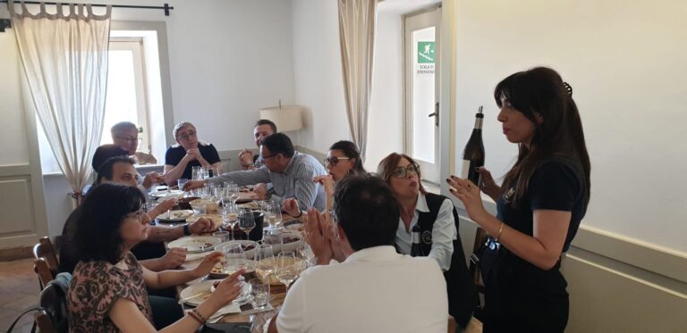 Foto piccolo gruppo degustazione murgo