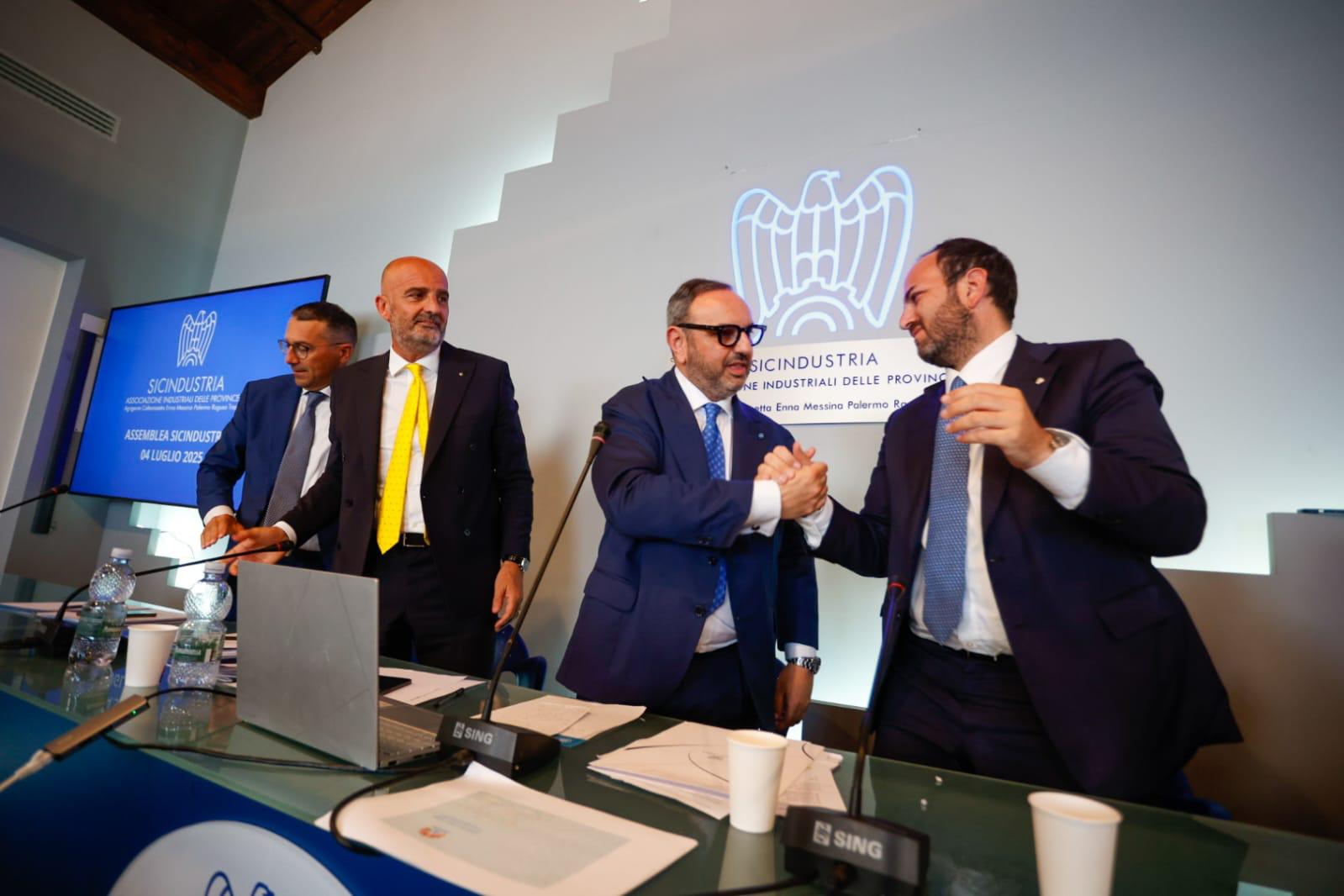 Il presidente Luigi Rizzolo con Riccardo Di Stefano al momento della proclamazione