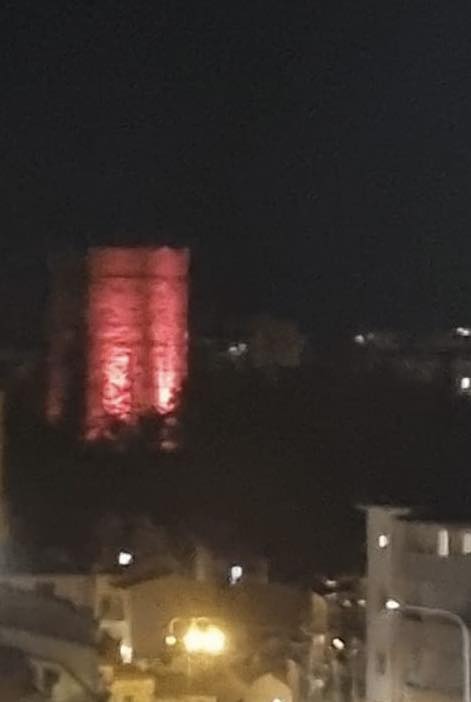 torre illuminata