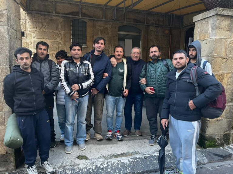 I 9 giovani con il diacono Salvatore Orlando che hanno trovato ospitalità nelB&B