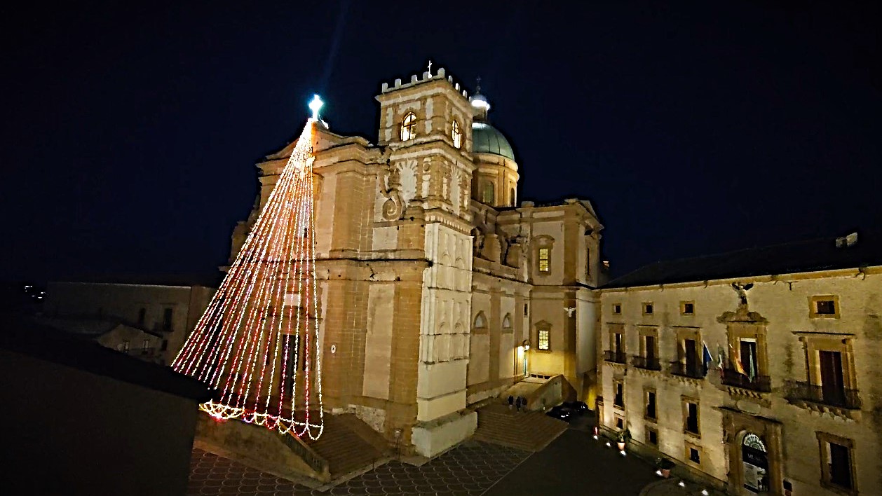 a) Una bella immagine di Piazza Armerina in queste feste natalizie
