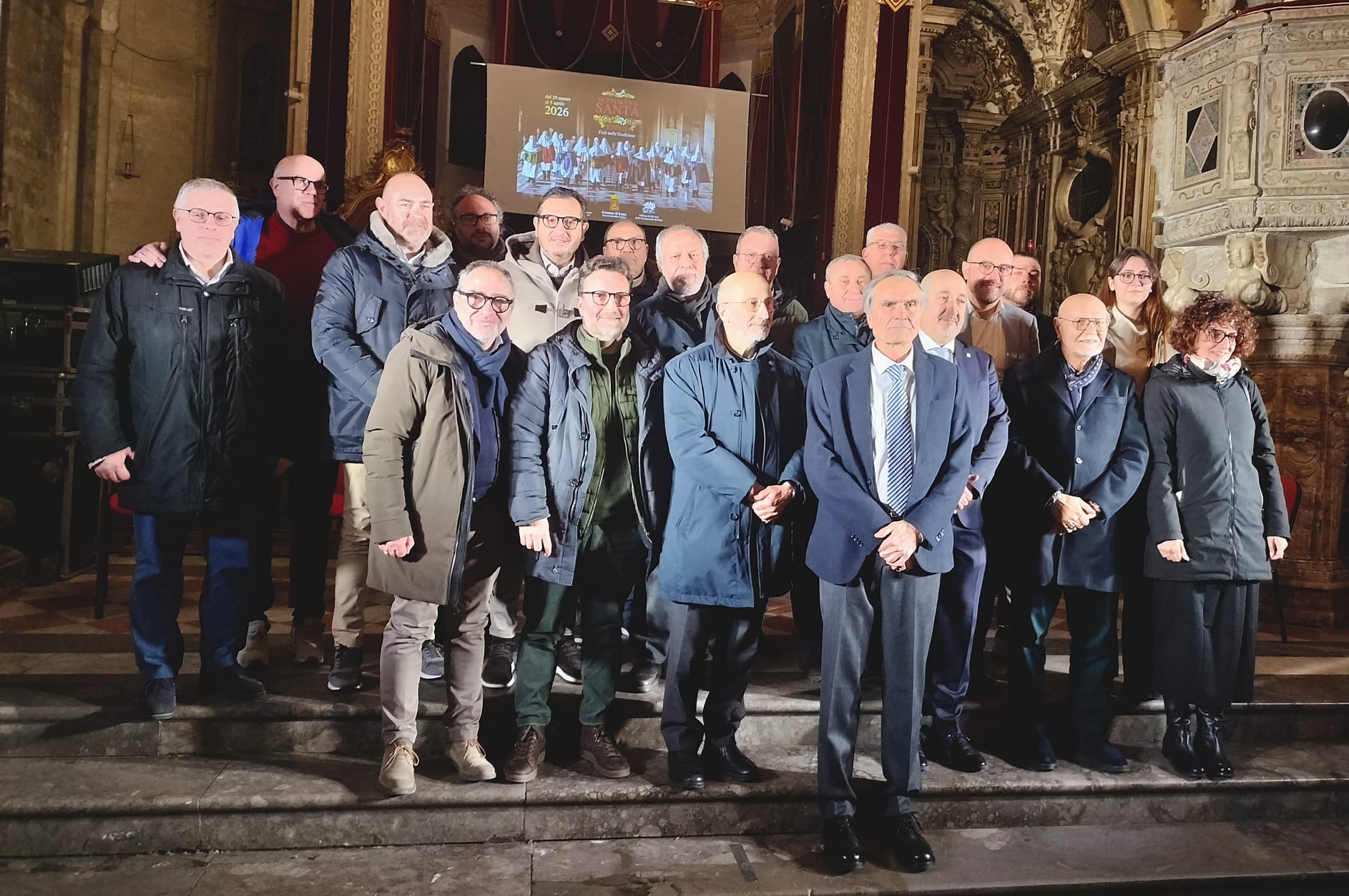 Gruppo confrati e autorità, con al centro Francesco Antonetti