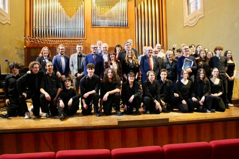 Vincitori e giuria di Germinazioni con un gruppo di interpreti