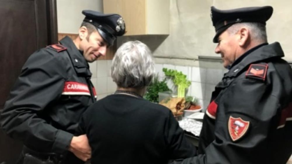 anziana e carabinieri