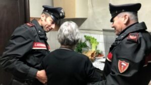 anziana e carabinieri