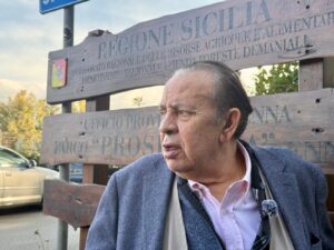 Senatore Crisafulli davanti parco Proserpina