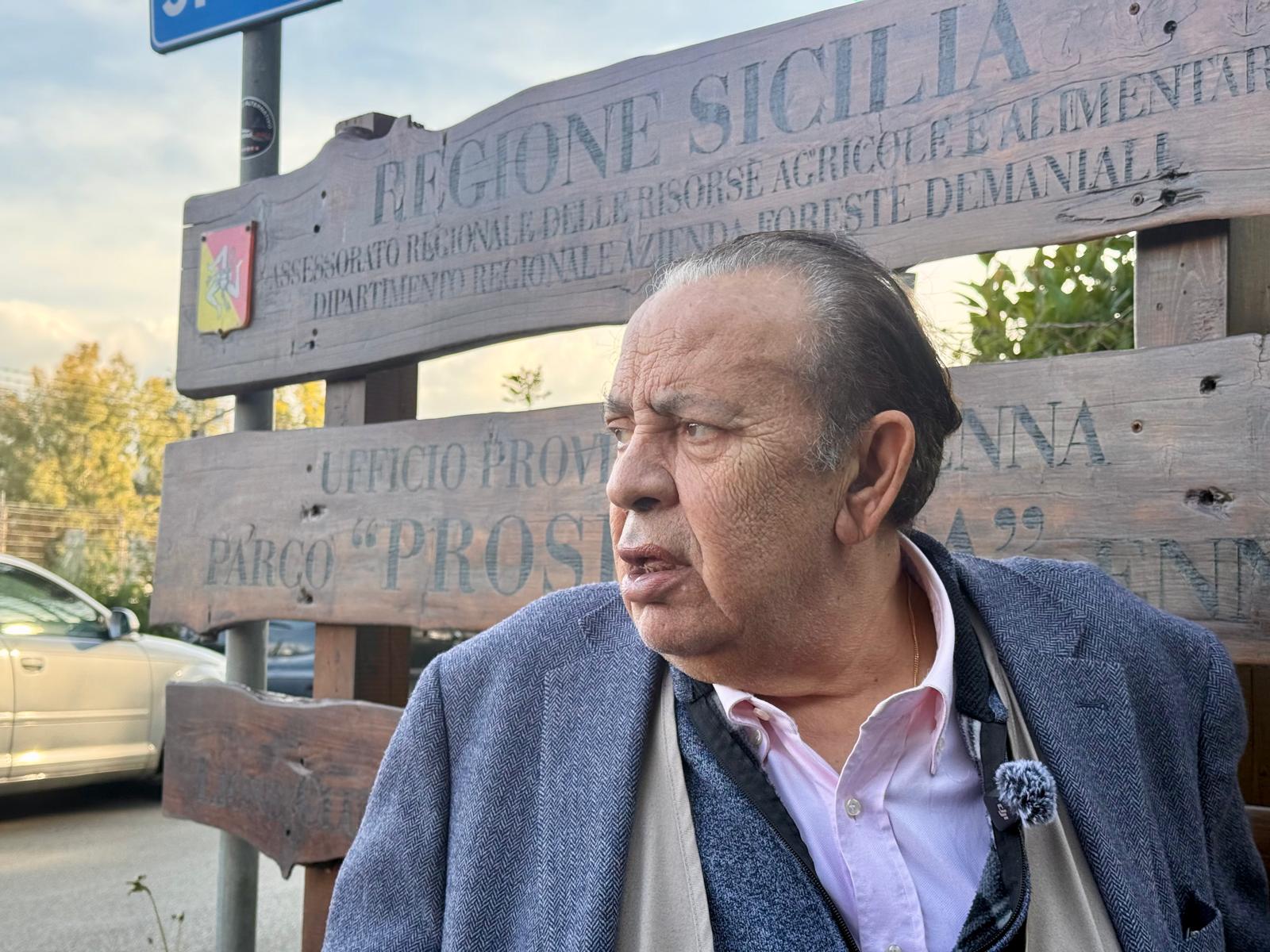 Senatore Crisafulli davanti parco Proserpina