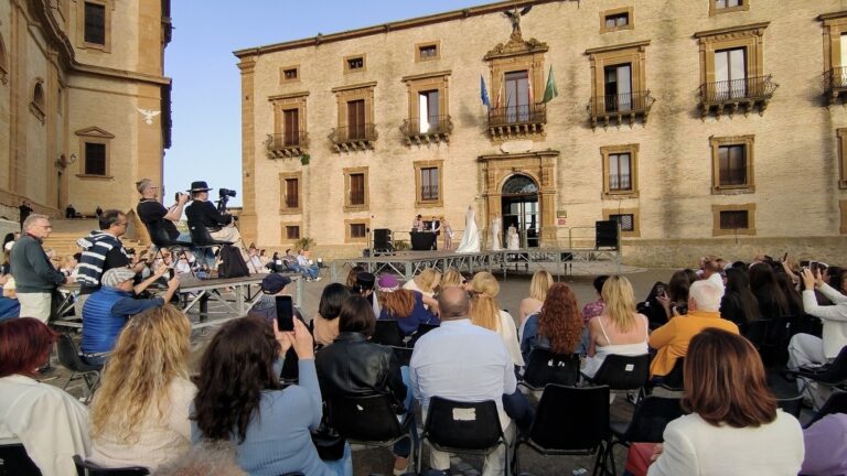a) Un momento dell'Olga Bianchi Fashion Show di domenica in piazza Cattedrale