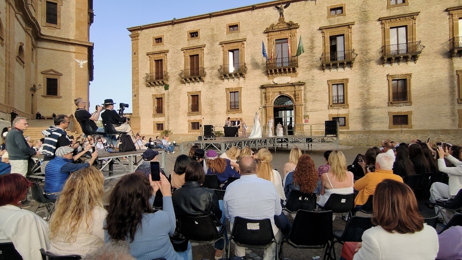 a) Un momento dell'Olga Bianchi Fashion Show di domenica in piazza Cattedrale