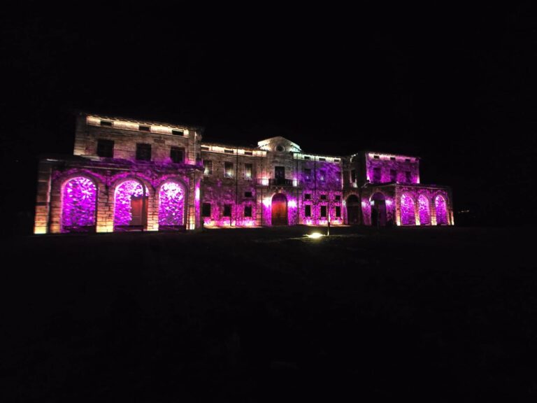 palazzo pennisi illuminato