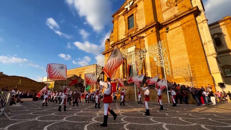 a- Un momento del Palio dei Normanni davanti alla Cattedrale di Piazza Armerina