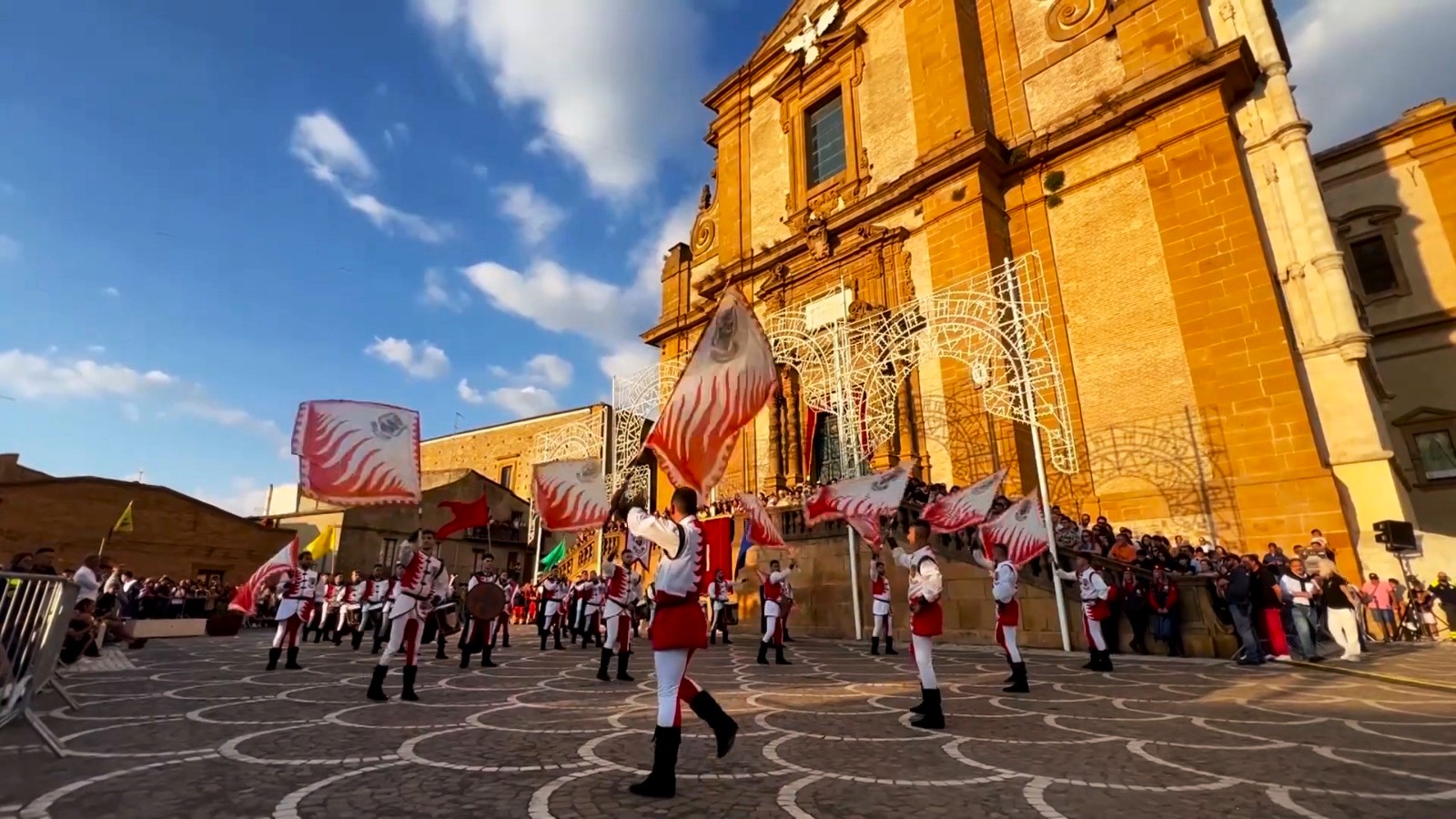 a- Un momento del Palio dei Normanni davanti alla Cattedrale di Piazza Armerina