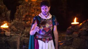 d – Angelo D’Agosta nei panni del protagonista dell’Eneide, in scena nella Villa del Casale