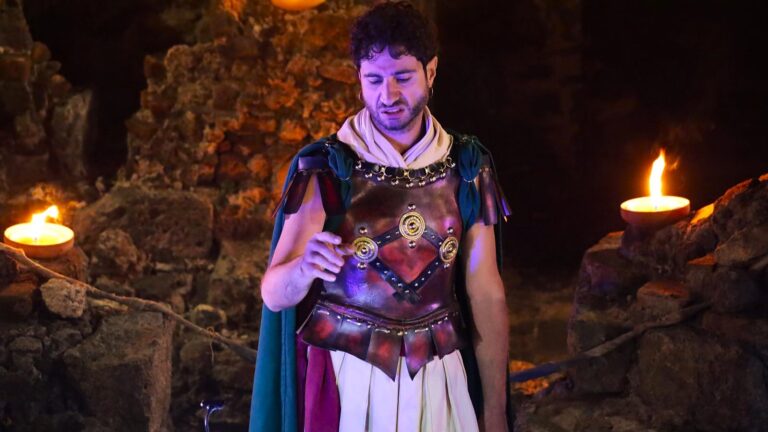 d – Angelo D’Agosta nei panni del protagonista dell’Eneide, in scena nella Villa del Casale