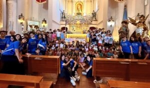 Gruppo di animatori e bimbi del grest