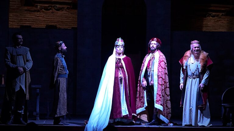 b - Al centro della scena Sissi Castrogiovanni, alla sua sinistra Dario Castro e Giovanni Carta